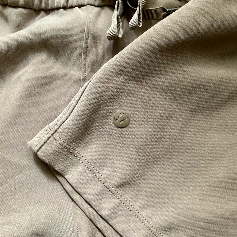 Lululemon tan jogger shorts 4/6
